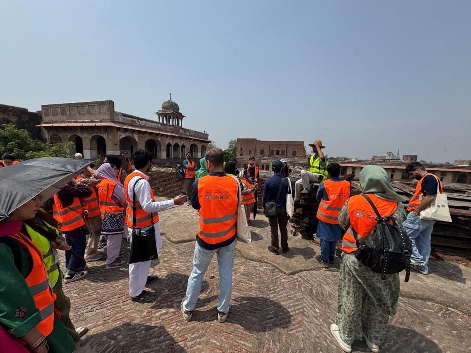 Site visit to a Mughal monument in the walled city.